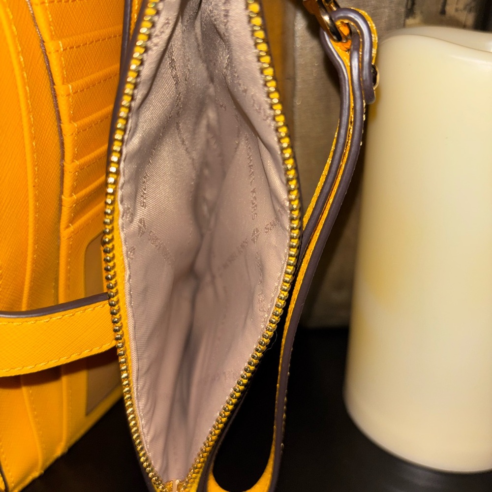 Michael Kors Jet Set Travel Double Zip Wristlet Wallet in Jasmine Yellow. - Picture 8 of 8
